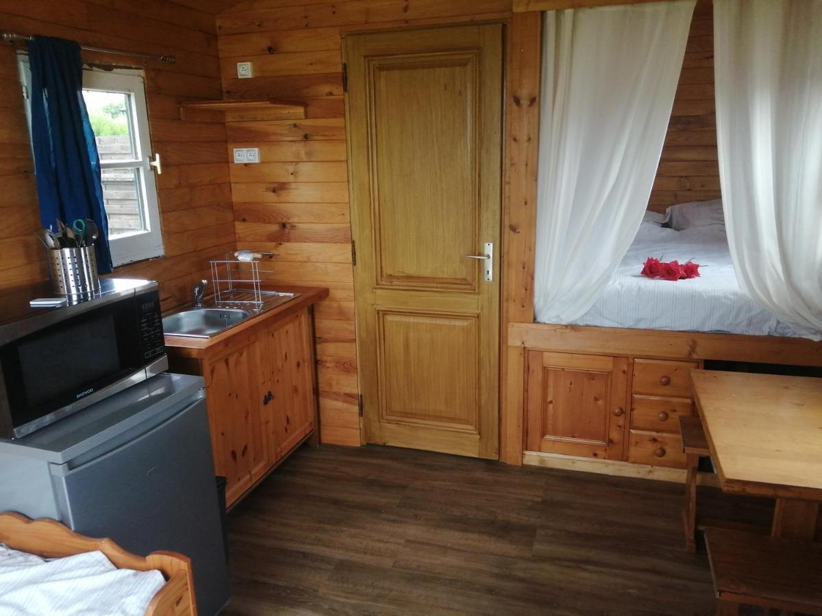 Roulotte Et Jacuzzi De Rachel Au Domaine Du Reuze Winnezeele Exterior foto