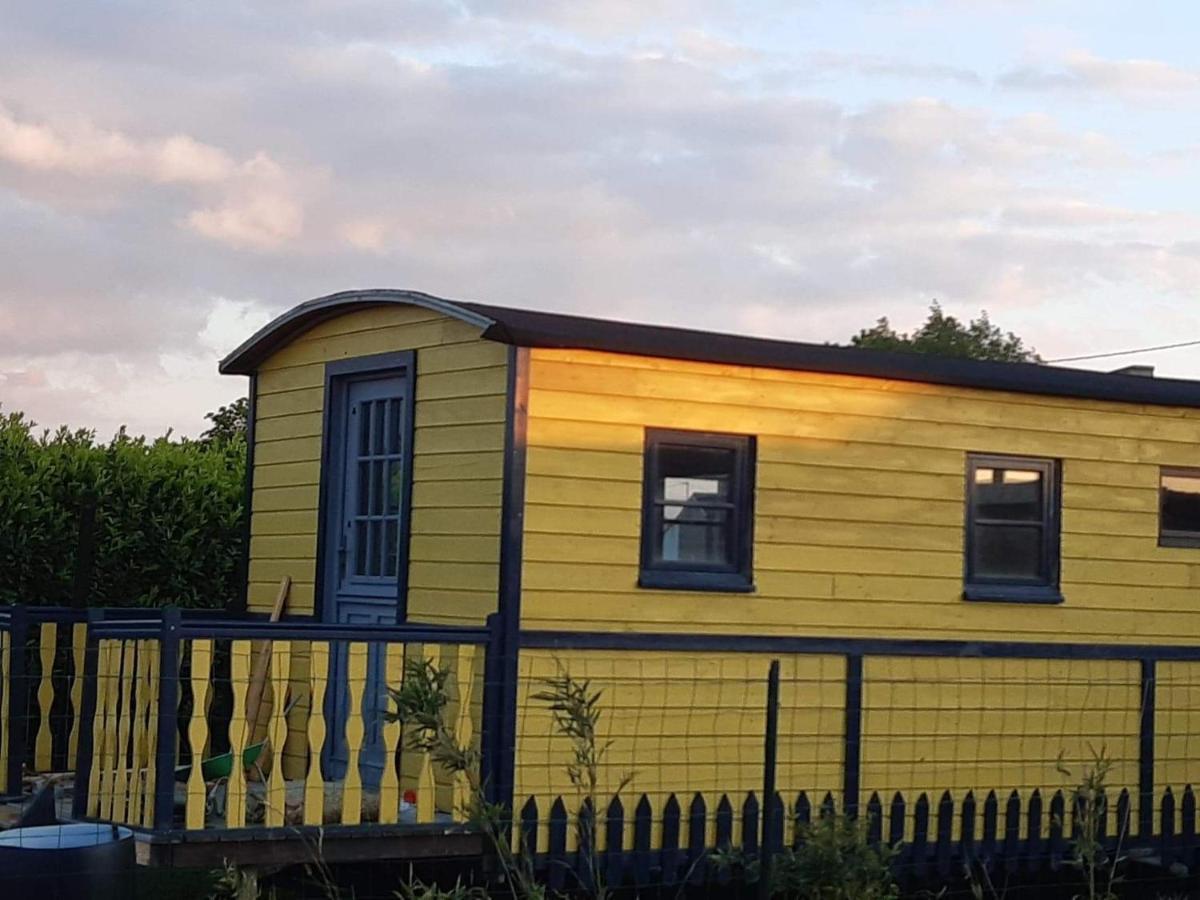 Roulotte Et Jacuzzi De Rachel Au Domaine Du Reuze Winnezeele Exterior foto