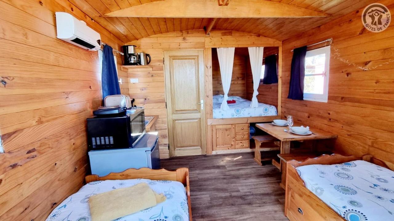 Roulotte Et Jacuzzi De Rachel Au Domaine Du Reuze Winnezeele Exterior foto