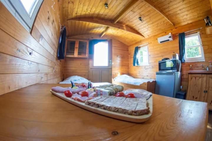 Roulotte Et Jacuzzi De Rachel Au Domaine Du Reuze Winnezeele Exterior foto